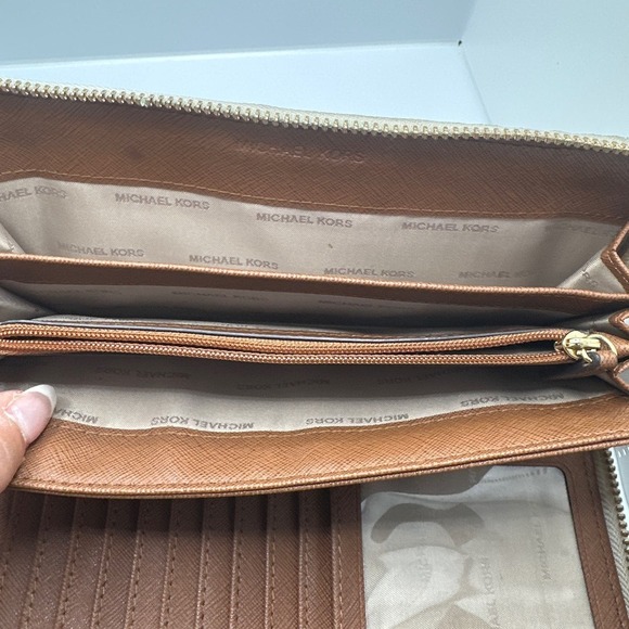 MICHAEL KORS Jet Set Zip Around Wallet - Picture 8 of 12